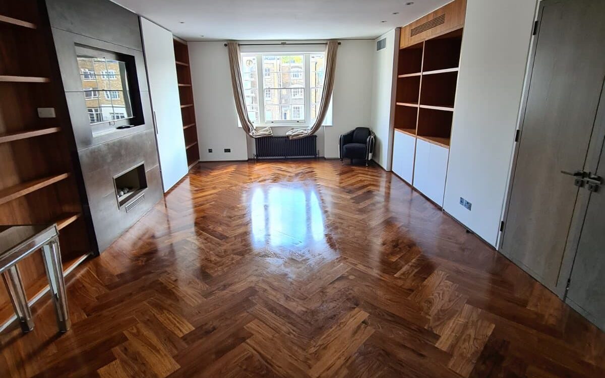 parquet floor cleaning and varnish